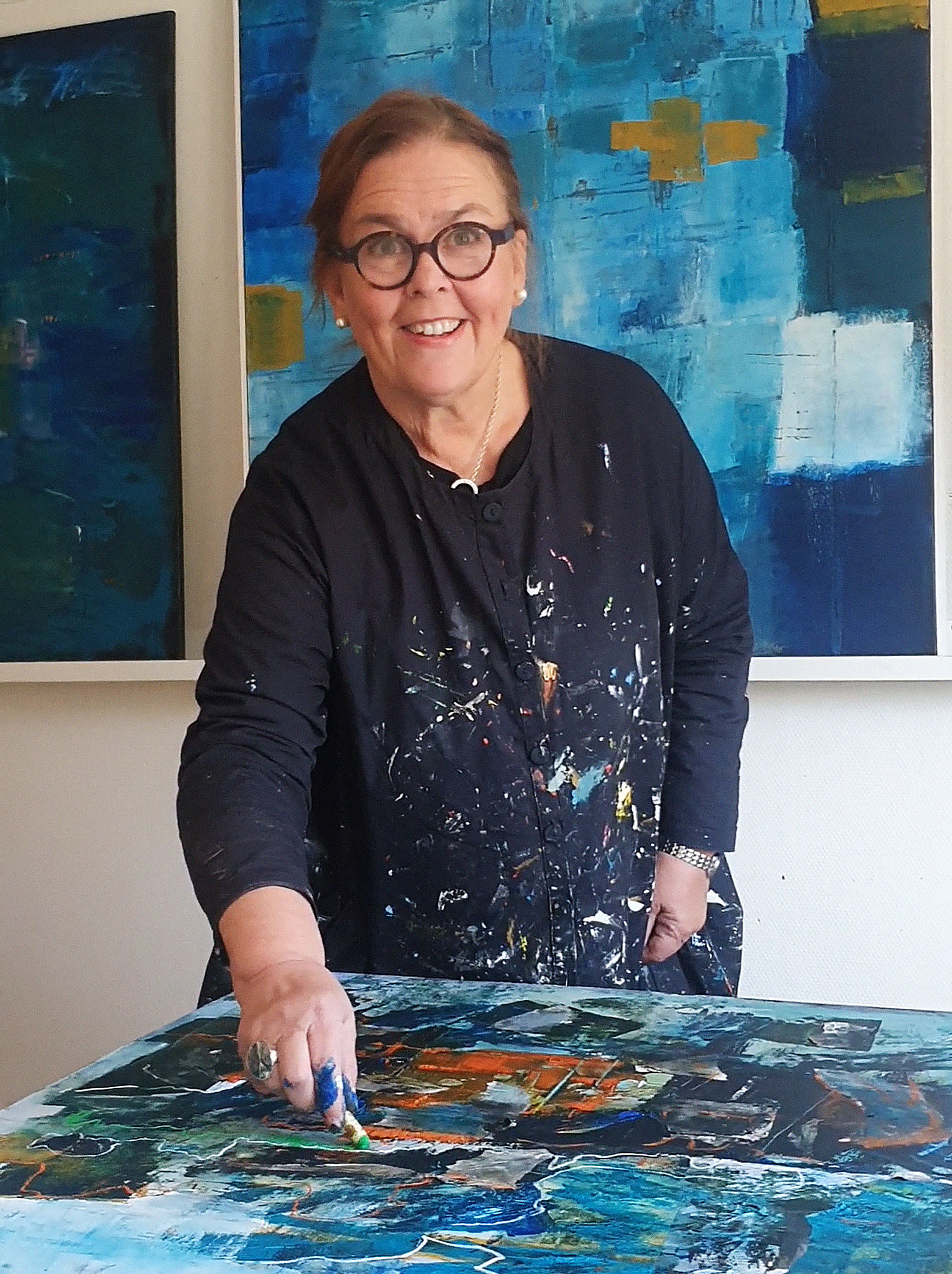 Konstnär Marianne Björn i sin studio